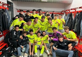 Iker Chaparro (2007), junto a sus ex compañeros del juvenil A del Romo.