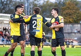 Varios jugadores del Portugalete celebran un gol en La Florida.