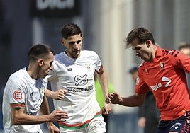 Iker Pedernales y Unai Naveira persiguen a Ander Yoldi en el Osasuna Promesas-Barakaldo.