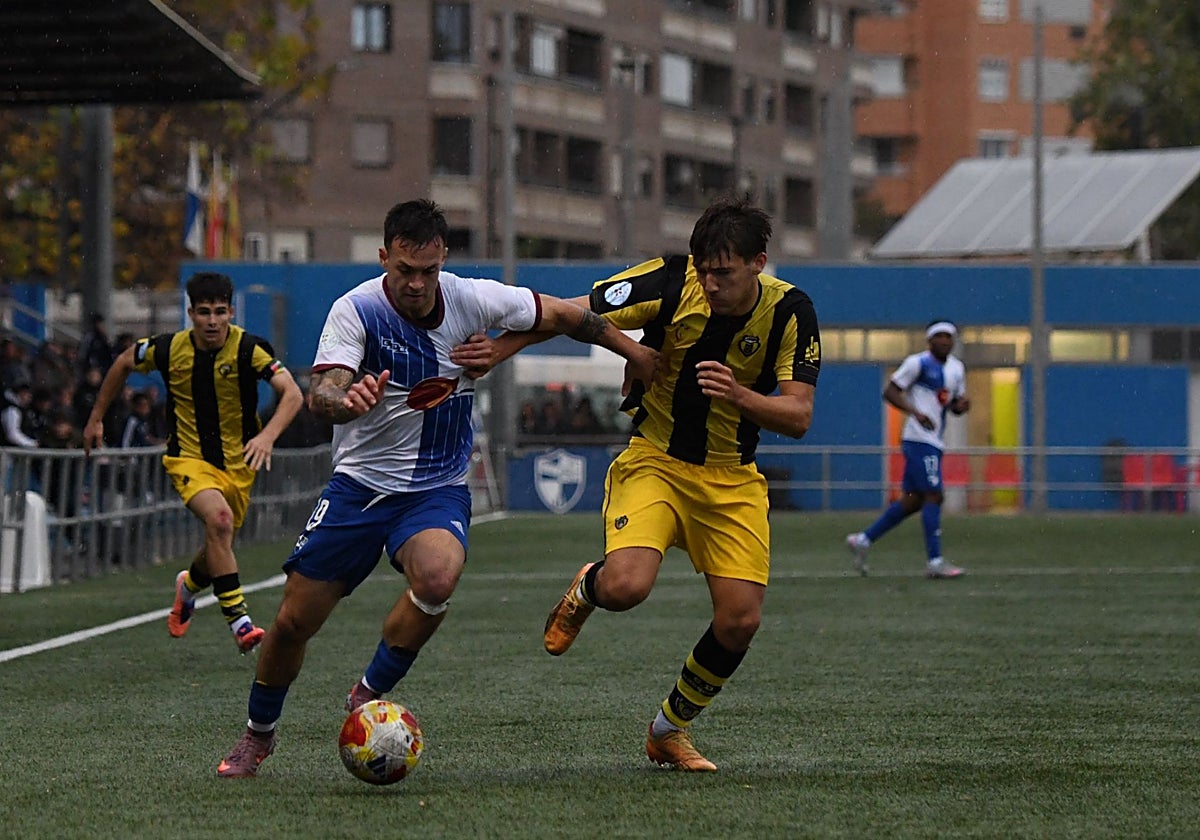 Álex Carril pugna con Kevin Soeiro en una acción del Ebro-Basconia.