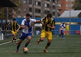 Álex Carril pugna con Kevin Soeiro en una acción del Ebro-Basconia.