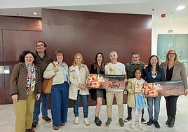 La alcaldesa, Ainhoa Salterain, junto a los ganadores de esta edición del certamen gastronómico Jan Alai.