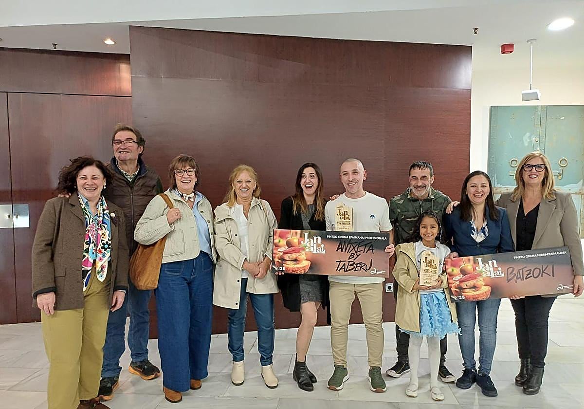 La alcaldesa, Ainhoa Salterain, junto a los ganadores de esta edición del certamen gastronómico Jan Alai.