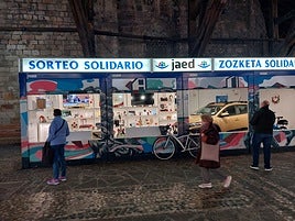 Los vecinos se acercaban al stand ubicado en el pórtico de Santa María en el casco viejo.