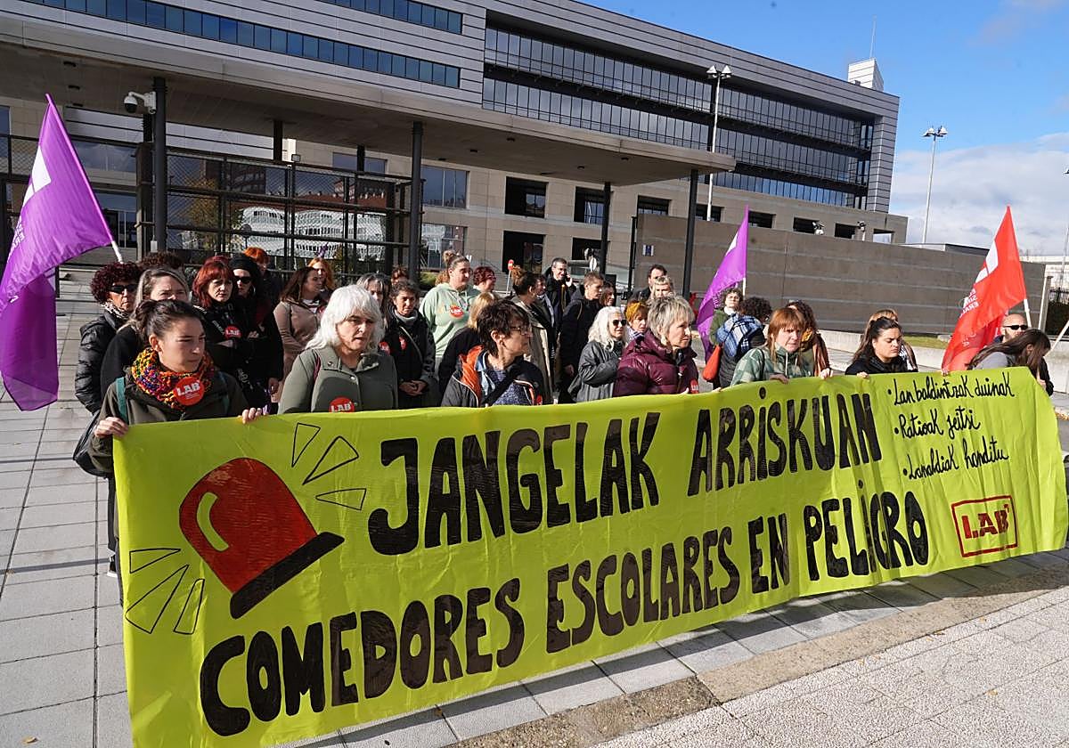 Concentración de las trabajadoras de comedores escolares frente a la sede del Gobierno vasco en Lakua.