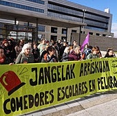 Concentración de las trabajadoras de comedores escolares frente a la sede del Gobierno vasco en Lakua.