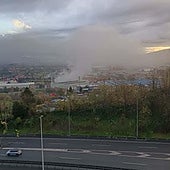 Un incendio en una empresa de reciclaje de Erandio genera una gran humareda por toda la Ría