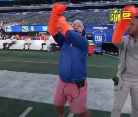 ¿Quién era el hombre de los guantes naranjas que llamó la atención del público en el partido de la NFL en el Bernabéu?