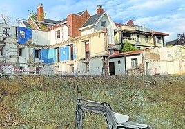 Obras en la parcela, mientras aún estaba en pie parte del palacete.