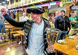 Peio Etxeberria celebró la consecución de la txapela en la sidrería Kaleangora de Pamplona con sus familiares y amigos.
