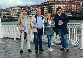 El parlamentario vasco del PP, Santiago López, junto a Amaya Fernández, presidenta del grupo en Bizkaia, y otros miembros del partido.