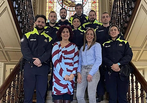 Sonia López, en primer término y camisa azul, en una imagen de archivo tomada en el Ayuntamiento de Santurtzi.