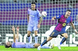 Yeray y Berchiche se lamentan del segundo gol de Lewandovski la pasada temporada. Fue el tanto de una nueva victoria culé.