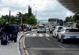 Taxis en el aeropuerto con motivo de la final de la Europa League, cuando se autorizó a taxistas de todo el territorio a cargar en 'La Paloma'.