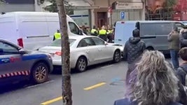Embiste a varios vehículos en Bilbao y luego rompe el cristal del coche patrulla que le llevaba detenido