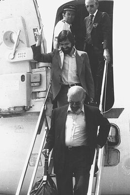 Marcos Vizcaya desciende del avión en el aeropuerto de Sondika tras rematar la negociación del Estatuto de Gernika en Madrid en 1979.