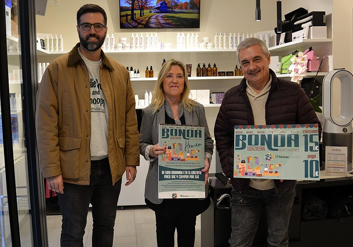 Gorka Álvarez, alcalde de Sestao, junto al concejal de Comercio, Jesús Amenedo, y Teresa Ferrero, una comerciante.
