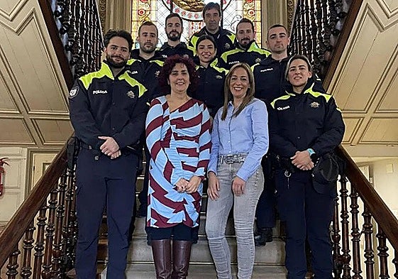 Sonia López, en primer término y camisa azul, en una imagen de archivo tomada en el Ayuntamiento de Santurtzi .