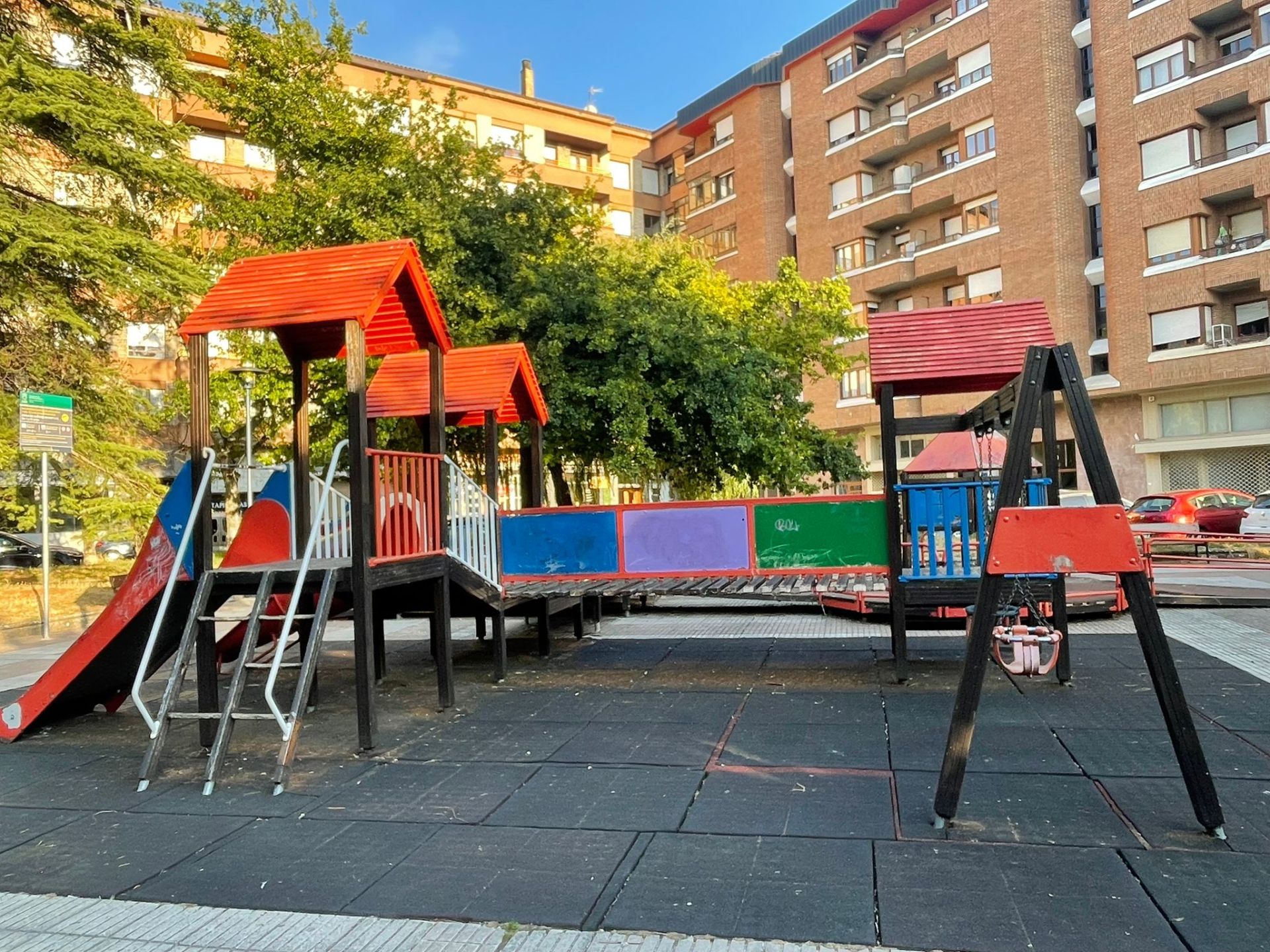 Zona de juegos de Enrique Eguren, en Txagorritxu, en la actualidad.