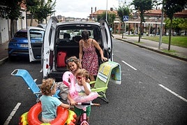 Una familia numerosa se prepara para irse de vacaciones.