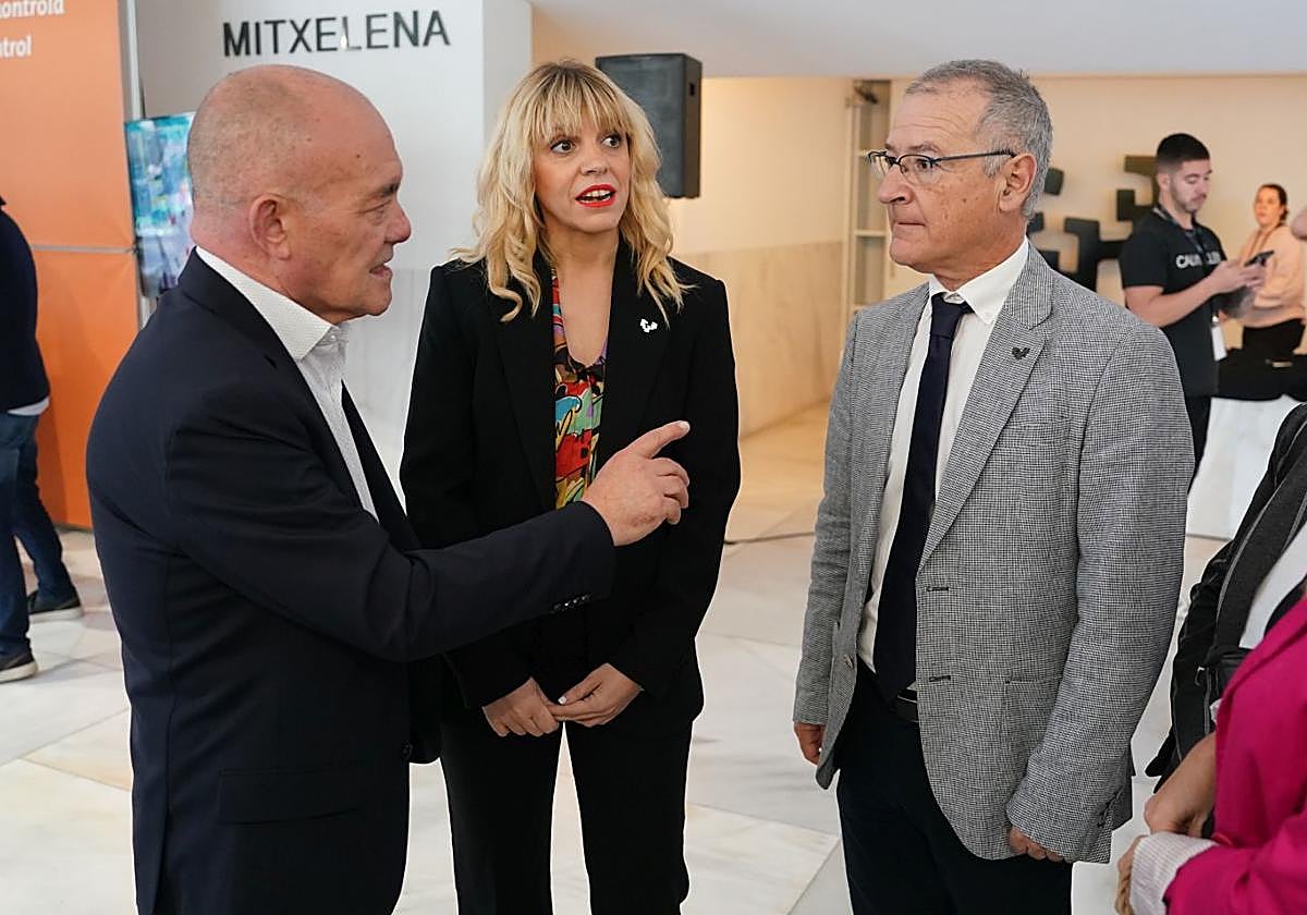 Pérez Iglesias se dirige al rector de la UPV/EHU, Joxerramon Bengoetxea, en presencia de la vicerrectora Estitxu Garai.