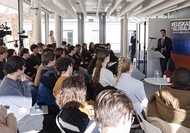 El lehendakari, Imanol Pradales, ha dado una conferencia en la Sciences Po de París.