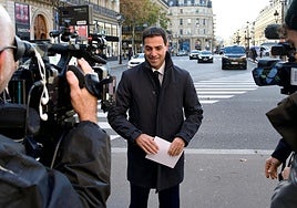 El lehendakari, Imanol Pradales, atiende a los medios este martes en París.