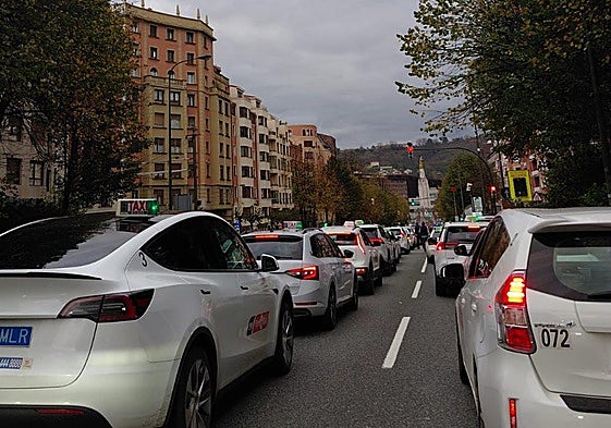 Centenares de taxistas se movilizan en Bilbao por la «impunidad» a Uber y Cabify