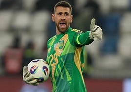 Unai Simón, recuperado de su molestia en el tobillo, y Laporte repiten como titulares con La Roja