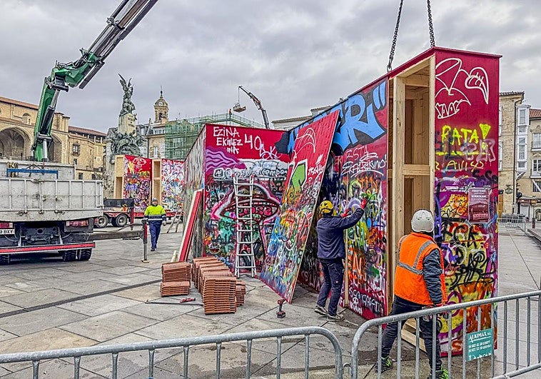 Operarios proceden a desmontar el muro rojo de la Virgen Blanca.
