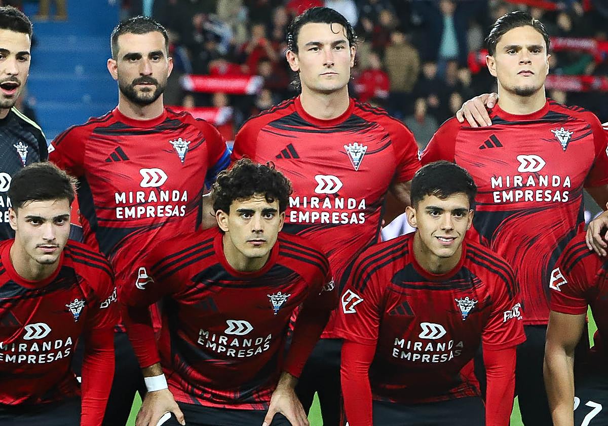 Hasta la fecha, esta campaña, el conjunto rojillo siempre ha jugado con tres centrales, ahora con Postigo, Juan Gutiérrez y Martín Pascual.