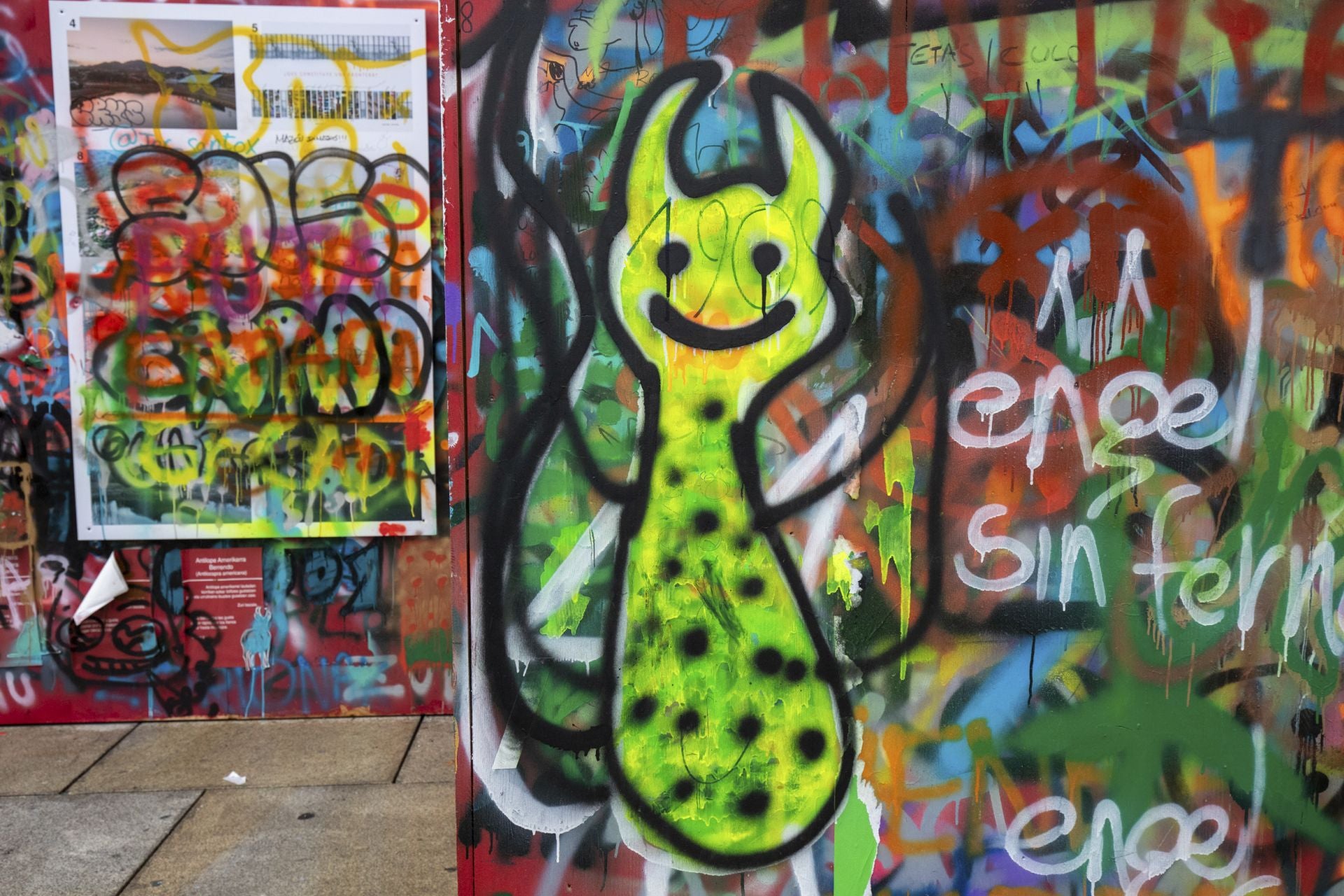Estos son los grafitis del muro rojo de Vitoria