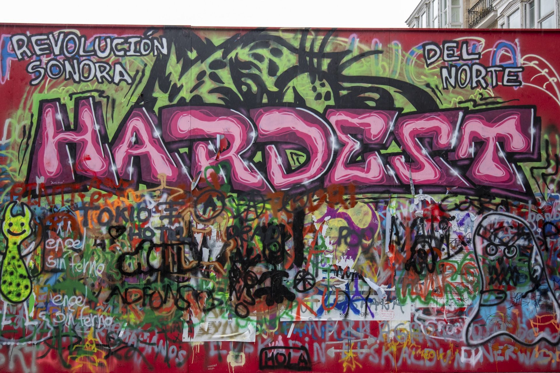 Estos son los grafitis del muro rojo de Vitoria