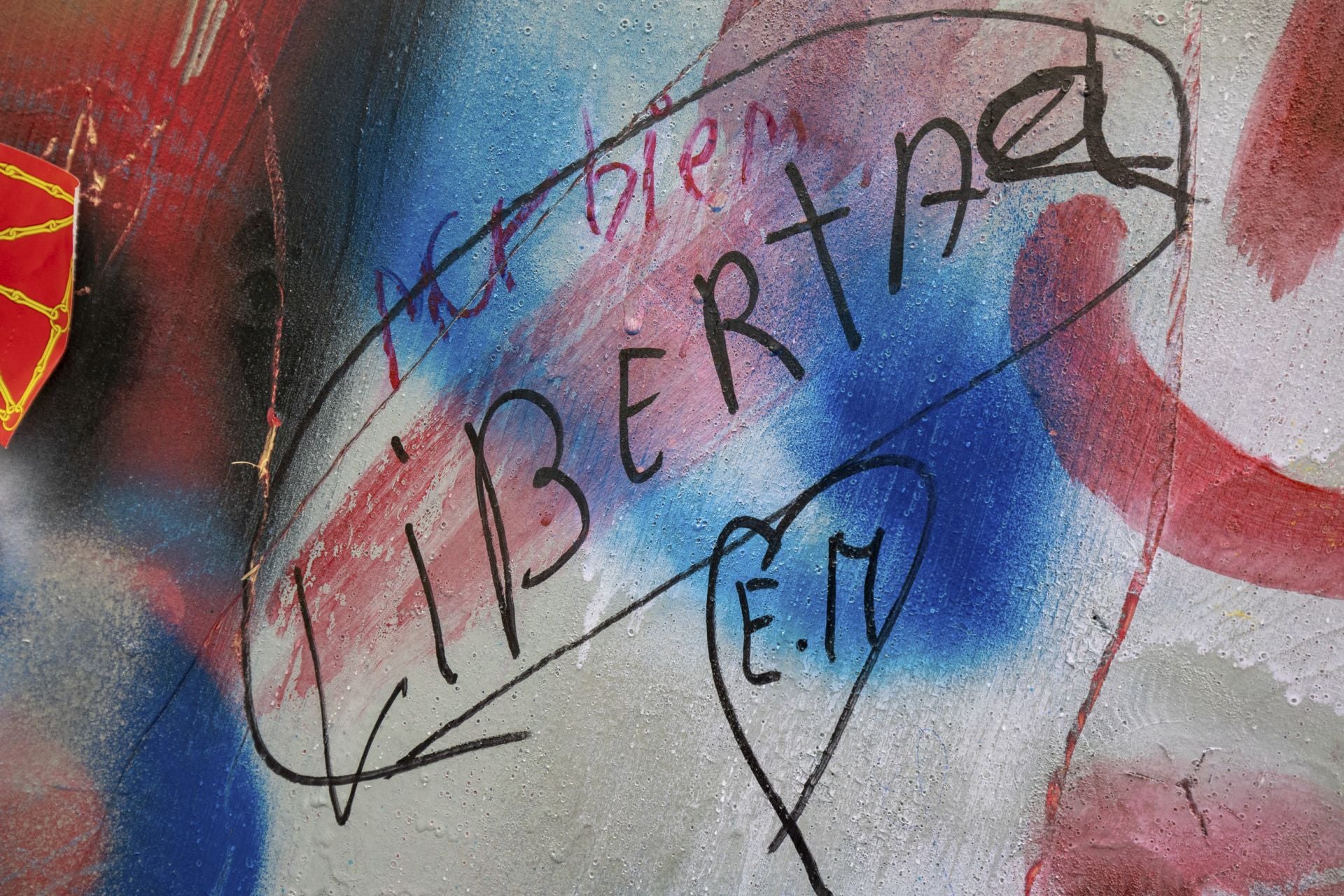 Estos son los grafitis del muro rojo de Vitoria