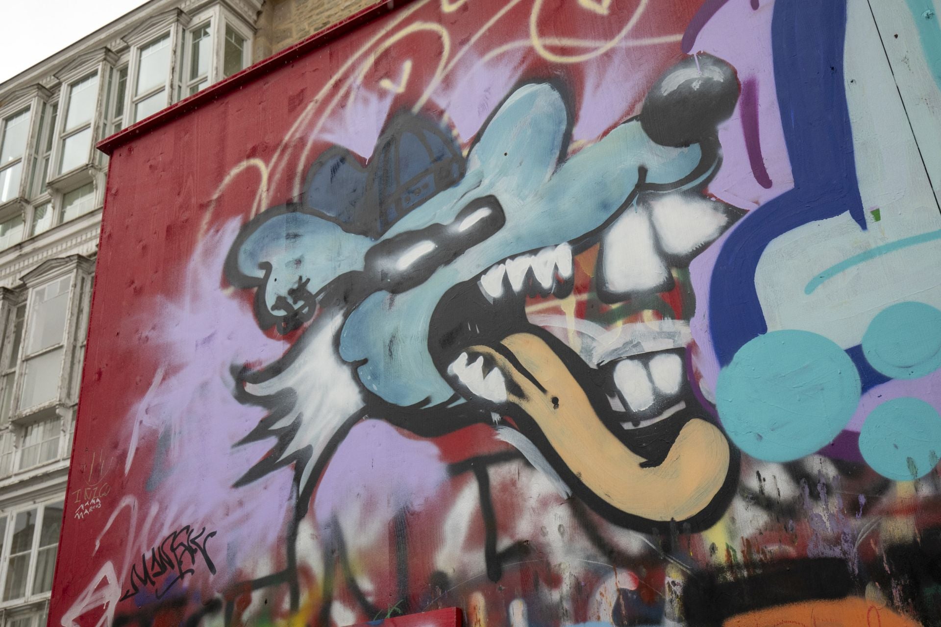 Estos son los grafitis del muro rojo de Vitoria