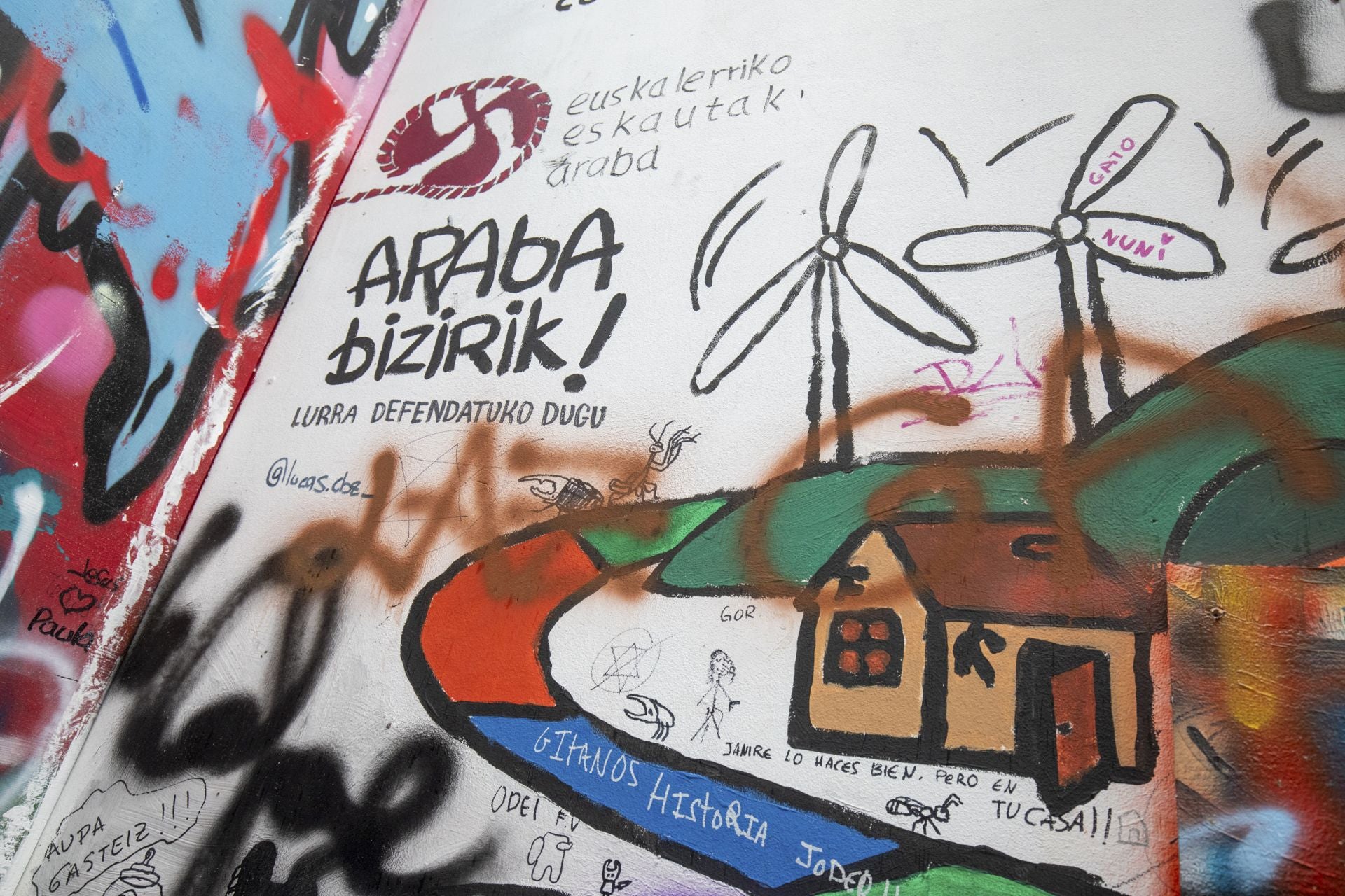 Estos son los grafitis del muro rojo de Vitoria