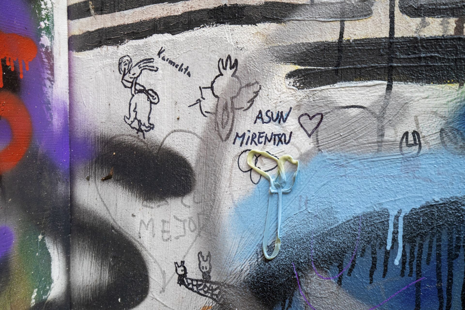 Estos son los grafitis del muro rojo de Vitoria