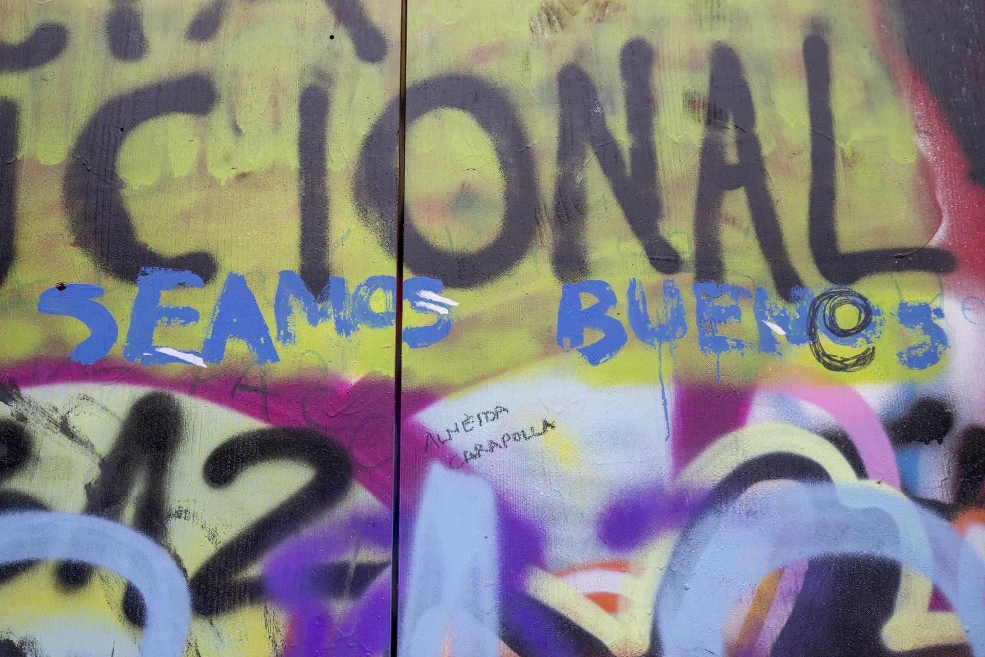 Estos son los grafitis del muro rojo de Vitoria