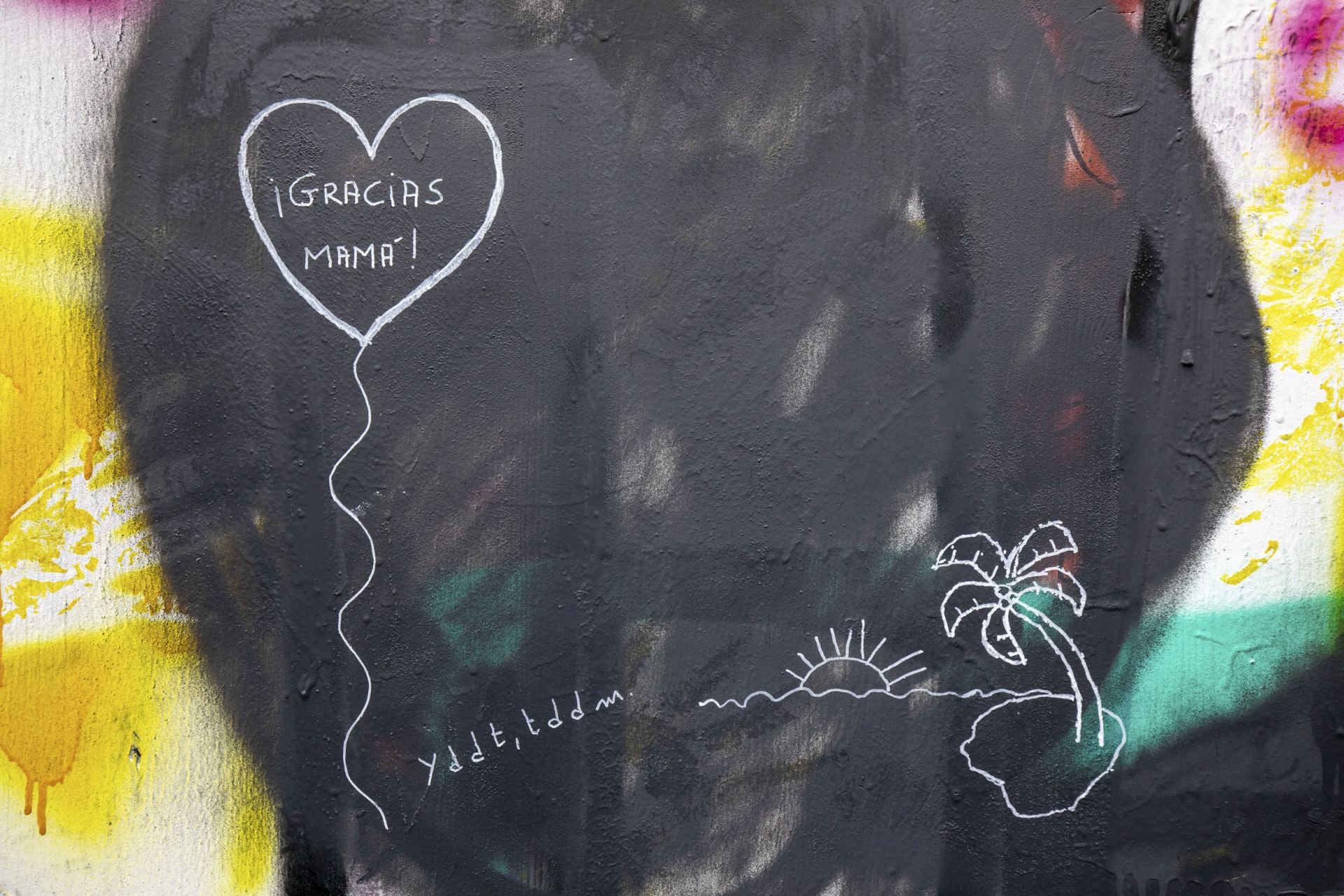 Estos son los grafitis del muro rojo de Vitoria