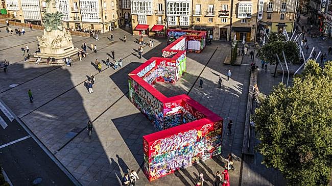 Imagen después - Desmontan el muro rojo de la Virgen Blanca