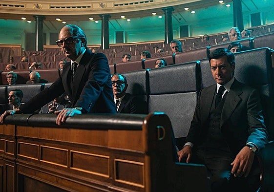 Manolo Solo da vida a Manuel Gutiérrez Mellado y Álvaro Morte es el presidente Adolfo Suárez en la serie.