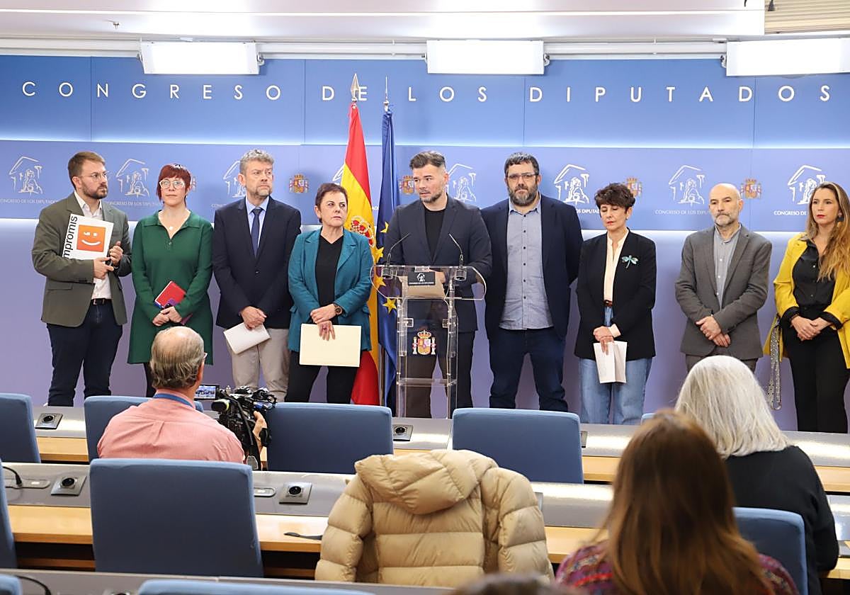 Portavoces de PNV, Bildu, ERC, BNG, Compromís y diputados de Sumar han presentado la propuesta este miércoles en el Congreso.