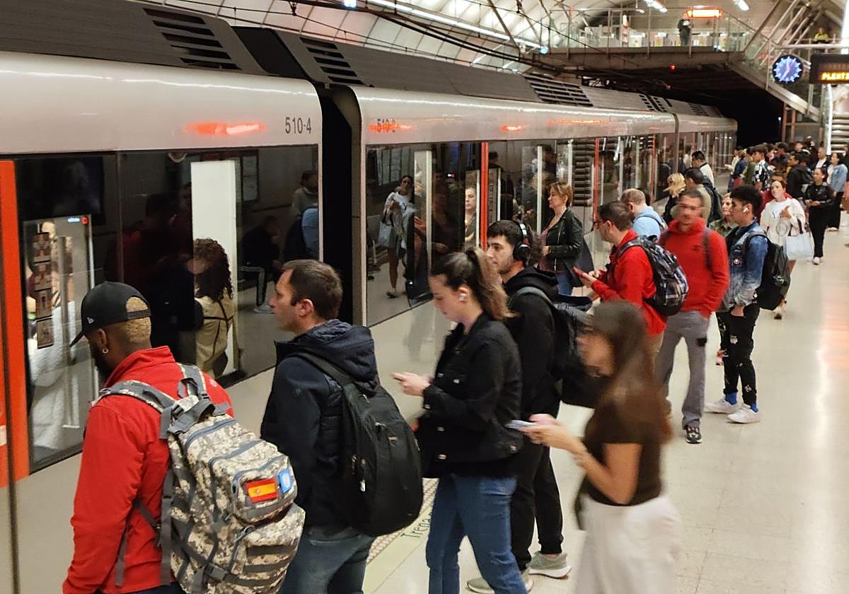Pasajeros en metro Bilbao.