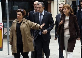 El presidente del EBB del PNV, Aitor Esteban, y la expresidenta navarra Uxue Barkos.