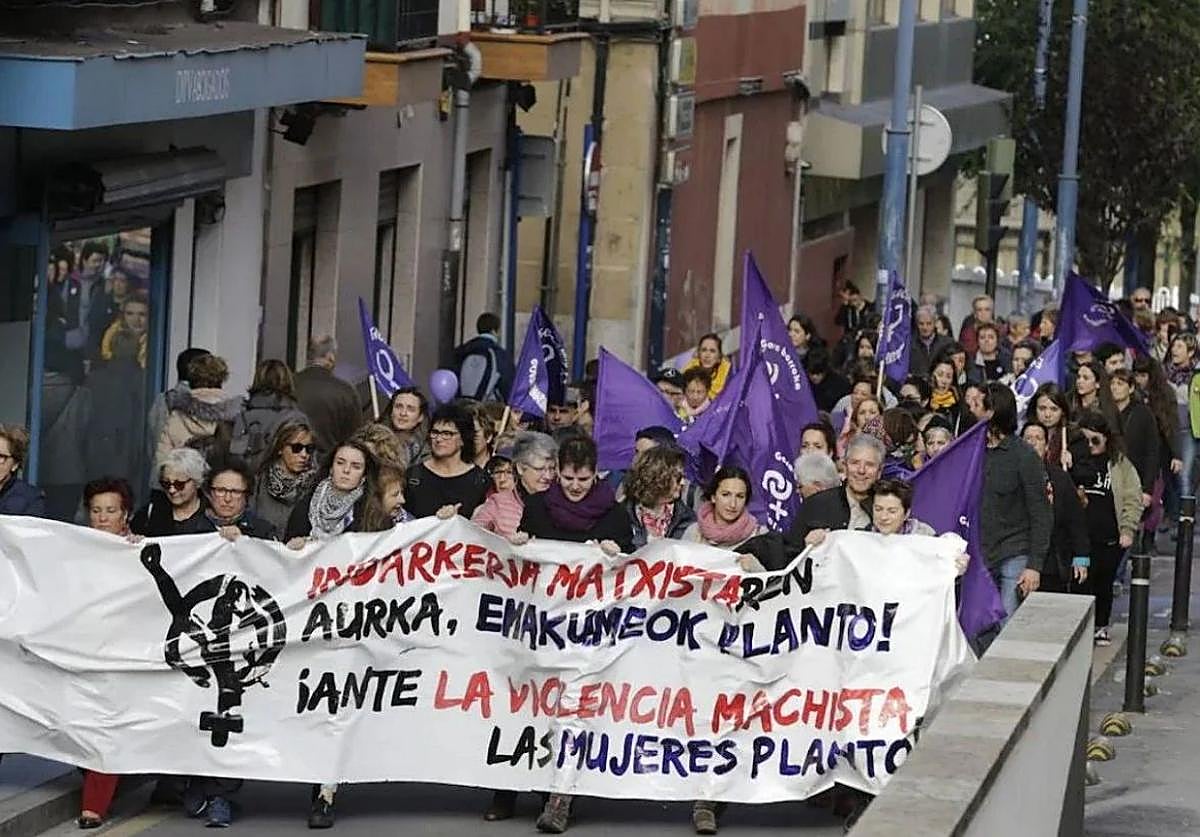 Imagen de archivo de la marcha que cada año recorre la Margen Izquierda con motivo del 25-N.