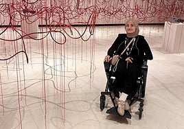 La artista en la instalación de la artista japonesa Chiharu Shiota en la sala de exposiciones de Azkuna Zentroa.