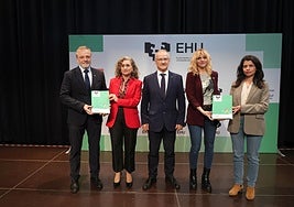 Bengoetxea, junto con las vicerrectoras de los tres campus y el gerente de la UPV/EHU.