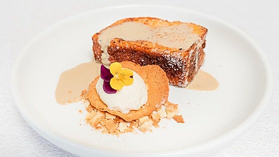Torrijas con intxaursalsa y crujiente de teja