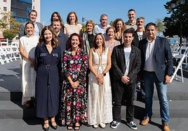 Sonia López, en el centro de blanco, junto a la alcaldesa 5 días después de ser apartada, con el resto de ediles.