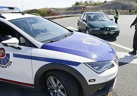 Imagen de archivo de dos agentes de Tráfico de la Ertzaintza.